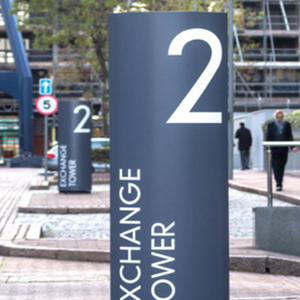 Totem lumineux double face galbé en tôle tablette ajourée